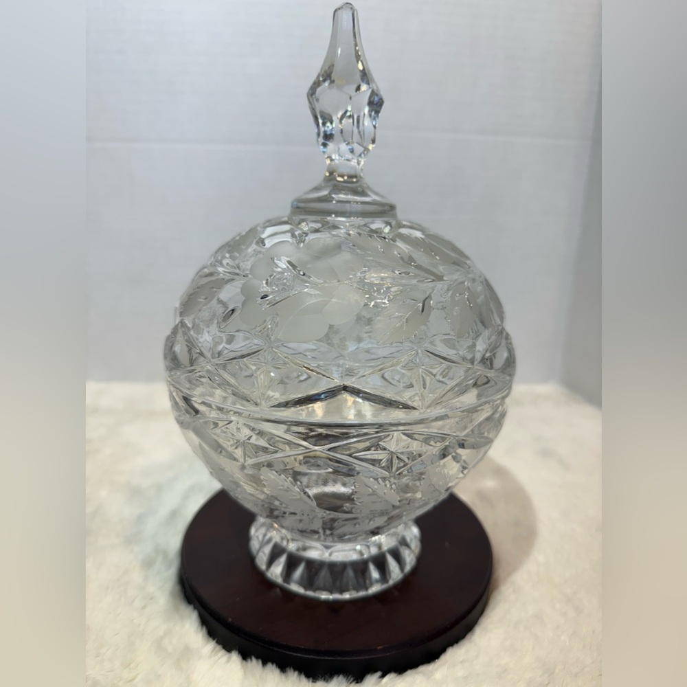 Vintage Imperlux 24% lead crystal candy dish with finial lid